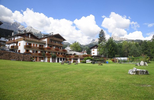 Villanova Apartment | Holiday Apartment "Nica Home Sorapis" with Mountain View, Shared Garden & Wi-Fi