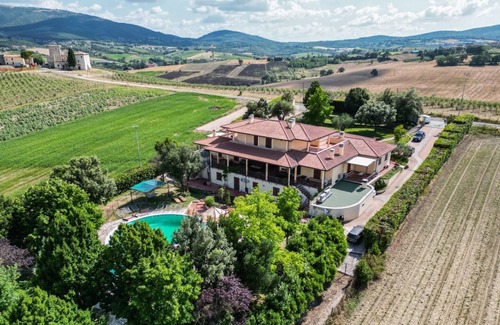 Gualdo Cattaneo Apartment | Holiday Apartment "Villa Rita - Orchidea" with Mountain View, Shared Pool & Wi-Fi