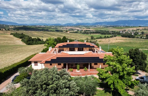Gualdo Cattaneo Apartment | Holiday Apartment "Villa Rita - Ortensia" with Mountain View, Fenced Pool & Wi-Fi