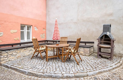 Naumburg Apartment | Holiday Apartment "Sonnenschein" with Shared Terrace & Shared Garden