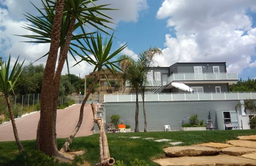 Caltagirone Apartment | Holiday Apartment 'Appartamento 1 con Piscina' with Pool, Balcony & A/C