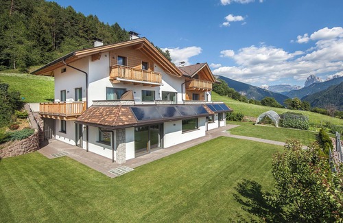 Laion Apartment | Holiday Apartment Avea App 1 with Mountain View and Garden