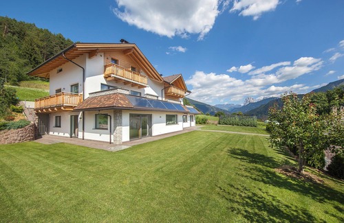 Laion Apartment | Holiday Apartment Avea App 1 with Mountain View and Garden