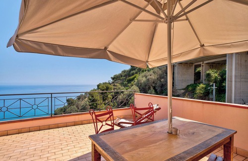 Latte Apartment | Holiday Apartment "Casa Scotland" with Sea View, Private Terrace & Wi-Fi
