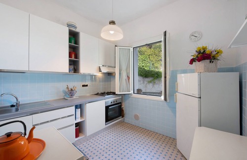 Arenzano Apartment | Holiday Apartment "Casa Nina" with Sea View, Private Terrace & Wi-Fi