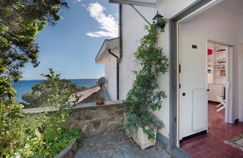 Arenzano Apartment | Holiday Apartment "Casa Nina" with Sea View, Private Terrace & Wi-Fi