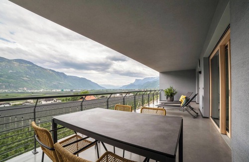 Cermes Apartment | Holiday Apartment "Das Eckige" with Mountain View, Wi-Fi, Garden & Terrace