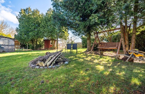 Blankensee Apartment | Holiday Apartment "Eichenhof" with Shared Terrace, Private Garden and Wi-Fi