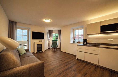 Parcines Apartment | Holiday Apartment "Engel Erker" with Mountain View, A/C, Wi-Fi, Sauna & Terrace