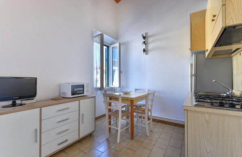 Procchio Apartment | Holiday Apartment 'Il Quadrifoglio 3' near the Beach with Terrace and Wi-Fi