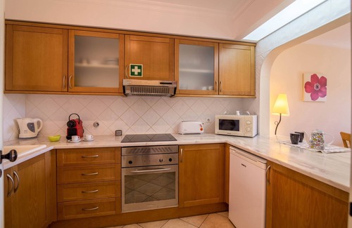 Alpouvar Apartment | Holiday Apartment in Albufeira resort with Self Check-in, Wi-Fi, Terrace & Shared Pools
