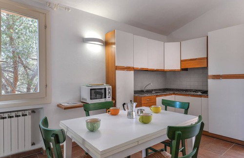 Procchio Apartment | Holiday Apartment 'La Spiga' with Terrace, Shared Garden and Wi-Fi