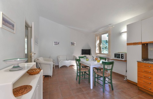 Procchio Apartment | Holiday Apartment 'La Spiga' with Terrace, Shared Garden and Wi-Fi