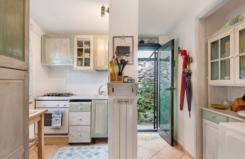 Avegno Apartment | Holiday Apartment "Le Cicale a Due Passi dal Mare" with Shared Garden