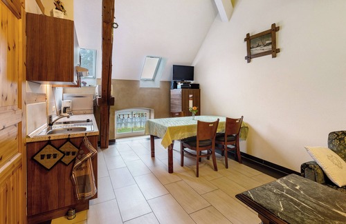 Krostitz Apartment | Holiday Apartment No. 5 "Kiefer" with Shared Garden and Wi-Fi