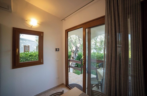 Mattinata House | Holiday Apartment "orchidea" with swimming pool and private beach