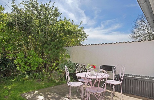 Schaprode Apartment | Holiday Apartment 'Reetferienhaus Lütt' with Shared Terrace & Wi-Fi