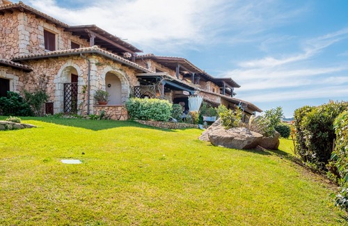 Puntaldia Apartment | Holiday Apartment 'The Nice Flat' with Sea View & Garden