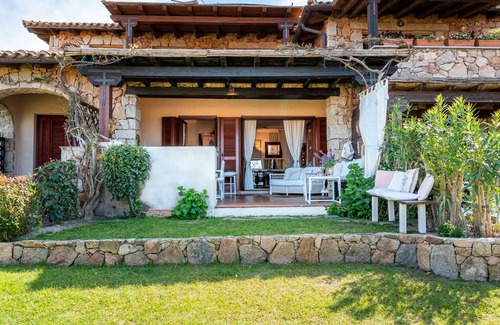 Puntaldia Apartment | Holiday Apartment 'The Nice Flat' with Sea View & Garden