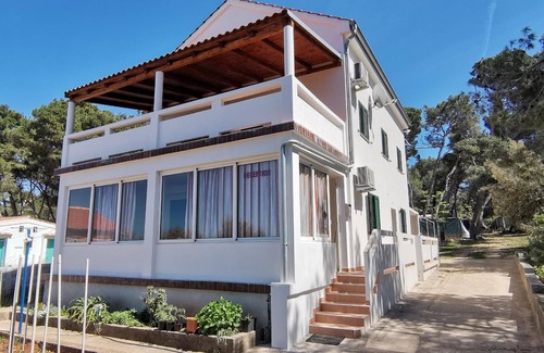 Susica Apartment | Holiday apartment Ugljan (Ort) for 1 - 6 persons with 2 bedrooms - Row house