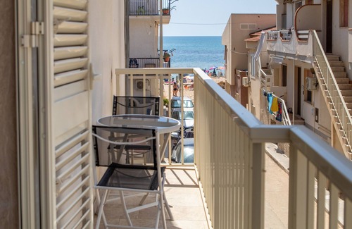 Casuzze Apartment | Holiday Apartment "Verdemare" with Sea View, Balcony and Wi-Fi