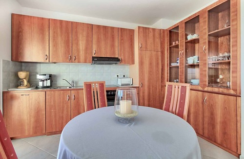Crveni Vrh Apartment | Holiday apartment with outdoor pool and air conditioning