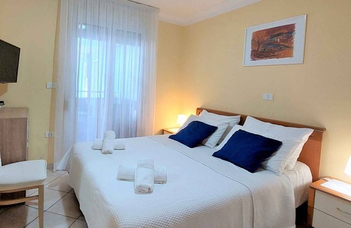 Crveni Vrh Apartment | Holiday apartment with internet and air conditioning near the sea