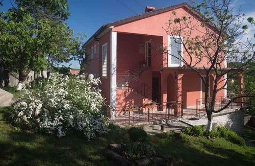 Buzdohanj Apartment | Holiday apartment with garden and Internet