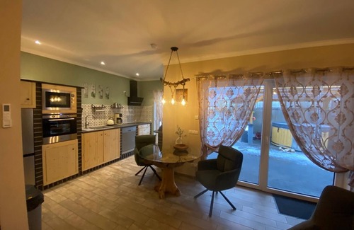 Warnitz House | Holiday Home 'Zur Schwalbe' with Private Terrace, Wi-Fi and Air Conditioning