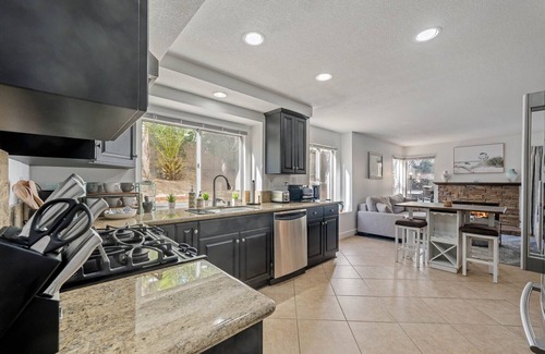 Castaic House | Holiday Dream Stay -Pool & Spa, Pool Table, Ping Pong & Games by Magic Mountain