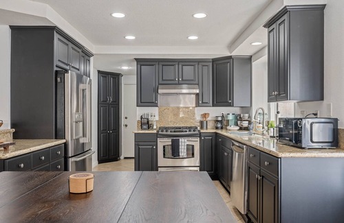 Castaic House | Holiday Dream Stay -Pool & Spa, Pool Table, Ping Pong & Games by Magic Mountain