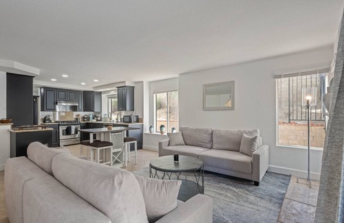 Castaic House | Holiday Dream Stay -Pool & Spa, Pool Table, Ping Pong & Games by Magic Mountain