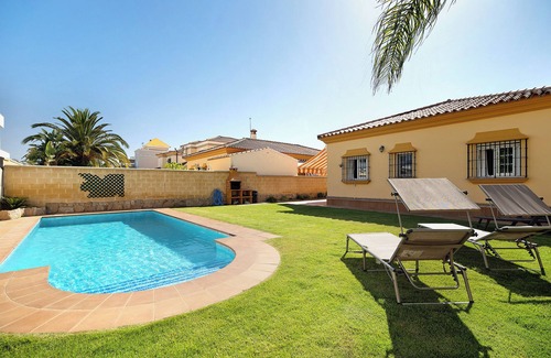 Los Gallos-Cerromolino House | Holiday Home 'Chalet with Pool in La Barrosa' with Private Pool, Private Terrace and Wi-Fi