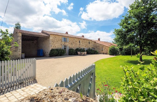 Saint-Laurent-de-la-Salle House | Holiday Home Saint-Laurent Pool Retreat