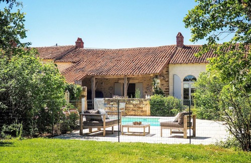 Saint-Laurent-de-la-Salle House | Holiday Home Saint-Laurent Pool & Garden