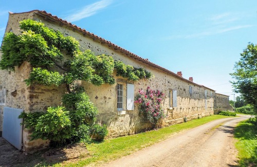Saint-Laurent-de-la-Salle House | Holiday Home Saint-Laurent Pool & Garden