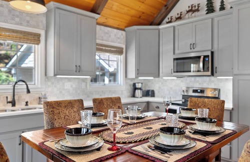 Gatlinburg - Pigeon Forge House | Holiday Haven for Families! Pool Table, 2 Living Rooms & Smoky Mountain Views