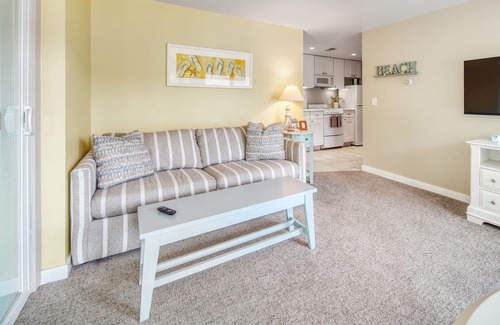 Saugatuck Resort | Holiday Hill Resort "Corner Patio Suite" Unit 703