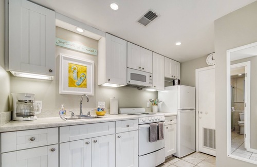 Saugatuck Resort | Holiday Hill Resort "Corner Patio Suite" Unit 703