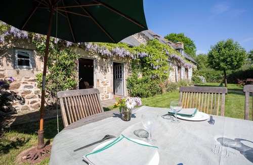 Pommerit-le-Vicomte House | Holiday Home 'Longère De La Croix Blanche' with Private Garden