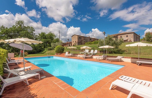 San Macario In Monte House | Holiday Home 'Rustico Con Jacuzzi In Toscana' with Shared Pool, Wi-Fi and Air Conditioning
