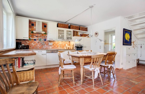 Pantow House | Holiday Home "5 Sterne Reetdachhaus Wildröschen" with Private Terraces, n Garden & Wi-Fi