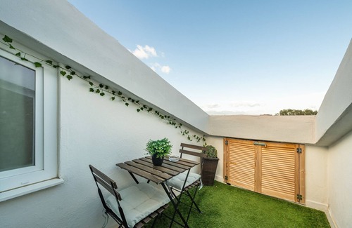 Decimomannu House | Holiday Home 'Al Chiaro Di Luna' with Balcony, Wi-Fi and Air Conditioning