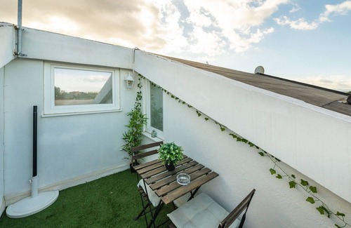 Decimomannu House | Holiday Home 'Al Chiaro Di Luna' with Balcony, Wi-Fi and Air Conditioning