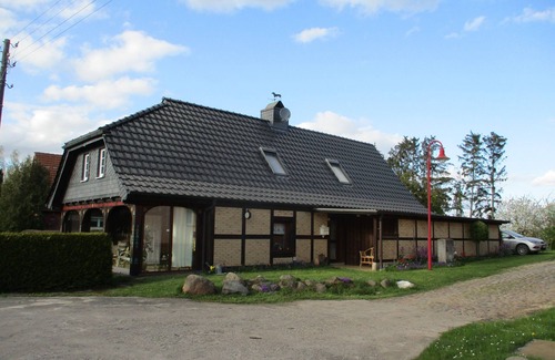 Uckerland House | Holiday Home 'Altes Jägerhaus' with Private Terrace and Private Garden