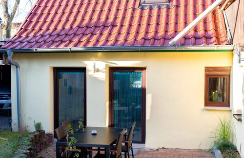 Annenwalde Apartment | Holiday Home 'Am Reiterhof' with Private Terrace, Private Garden and Wi-Fi