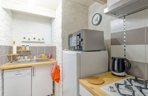 Vanxains Cottage | Holiday Home 'Au Chant Des Cigales' with Private Terrace