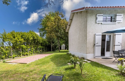Vanxains Cottage | Holiday Home 'Au Chant Des Cigales' with Private Terrace