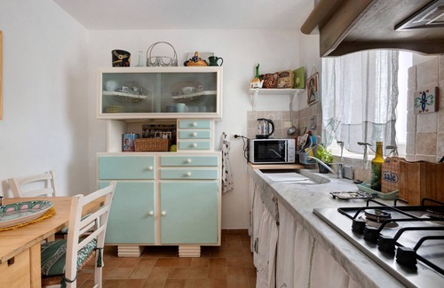 Sarzana Villa | Holiday Home 'Between 5 Terre and Versilia' with Shared Garden, Wi-Fi and Air Conditioning