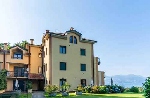 Stresa House | Holiday Home by Lake Maggiore with Pool